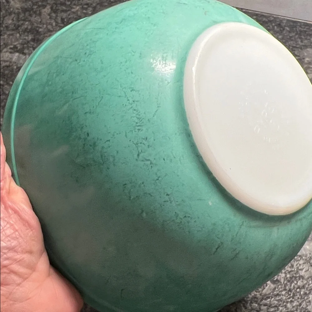 403 2.5 qt Vintage Pyrex Green Mixing Bowl. No chips or cracks